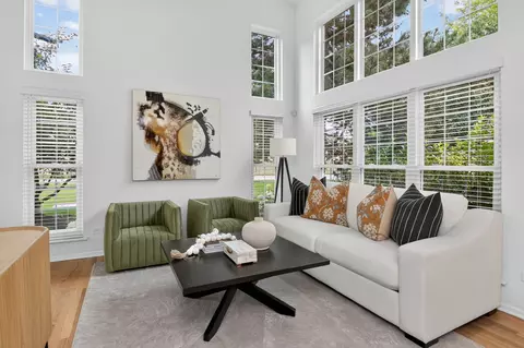 Living - 999 Willow St, Itasca, IL 60143 photo 2 of 3