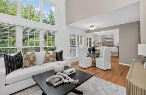 Living - 999 Willow St, Itasca, IL 60143 photo 3 of 3