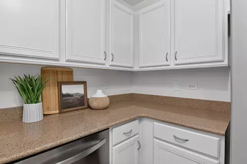 Kitchen - 999 Willow St, Itasca, IL 60143 photo 3 of 3