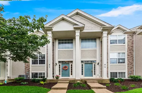 817 Summit Creek Dr, Shorewood, IL 60404