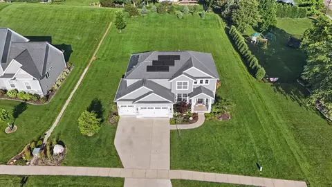 1401 Briarwood Ln, Mahomet, IL 61853