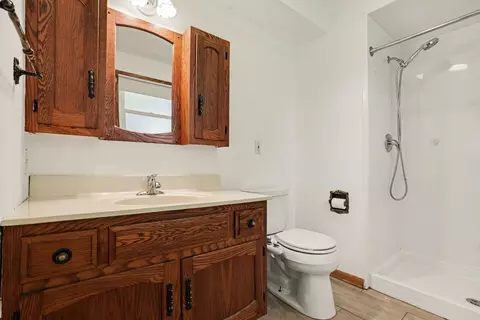 Bath - 41 E Larkspur Ln, Bristol, IL 60512 photo 1 of 2