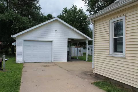612 E Pierce St, Macomb, IL 61455 photo 2