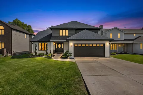 316 Oak Meadows Dr, Wood Dale, IL 60191