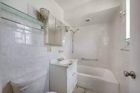 Bath - 2558 E 93rd St, Chicago, IL 60617 photo 1 of 2