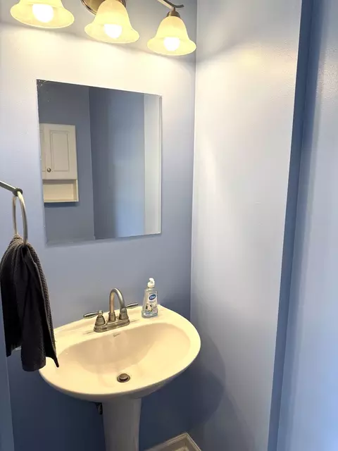 Bath - 1431 Westhampton Dr, Plainfield, IL 60586 photo 1 of 4
