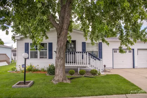 242 Meadowlark Ln # A, Sandwich, IL 60548