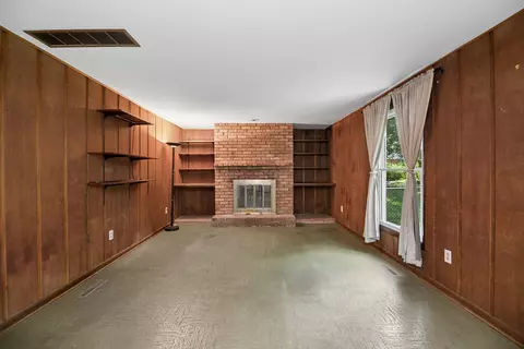 Living - 2621 E Heritage Dr, Kankakee, IL 60901 photo 3 of 4