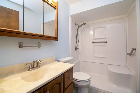 Bath - 2621 E Heritage Dr, Kankakee, IL 60901 photo 2 of 2