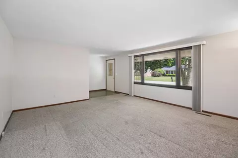 Living - 2621 E Heritage Dr, Kankakee, IL 60901 photo 1 of 4