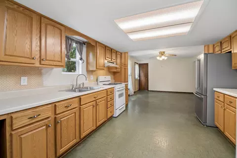 Kitchen - 2621 E Heritage Dr, Kankakee, IL 60901 photo 2 of 2