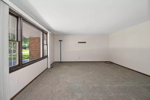 Living - 2621 E Heritage Dr, Kankakee, IL 60901 photo 2 of 4