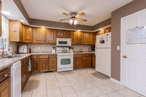 Kitchen - 1604 Six Points Rd, Bloomington, IL 61701 photo 2 of 3
