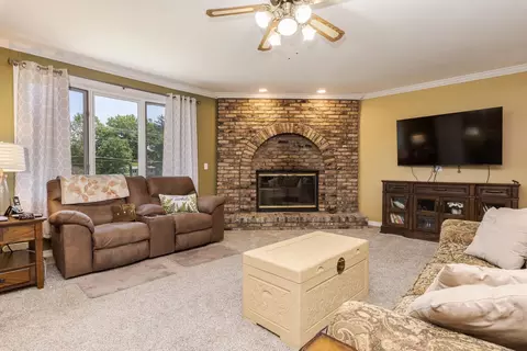 Living - 1604 Six Points Rd, Bloomington, IL 61701 photo 2 of 4