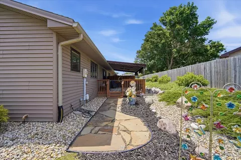 151 Manor Cir, Bloomington, IL 61701 photo 2