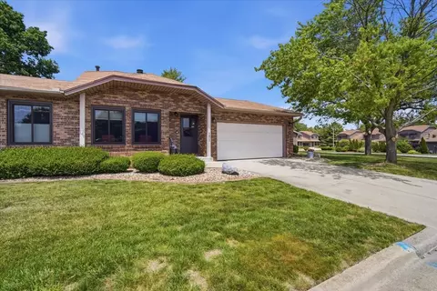 151 Manor Cir, Bloomington, IL 61701