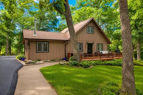 304 Wild Cherry Dr, Dixon, IL 61021