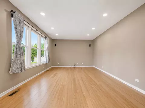 Living - 1249 Mallard Ln, Hoffman Estates, IL 60192 photo 2 of 3