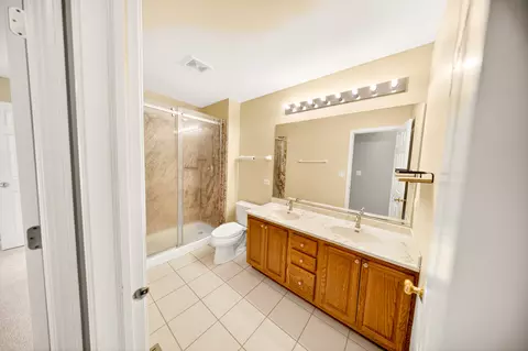 Bath - 1249 Mallard Ln, Hoffman Estates, IL 60192 photo 2 of 3