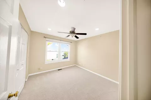 Bedroom - 1249 Mallard Ln, Hoffman Estates, IL 60192 photo 3 of 8