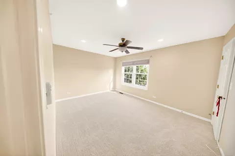 Bedroom - 1249 Mallard Ln, Hoffman Estates, IL 60192 photo 7 of 8