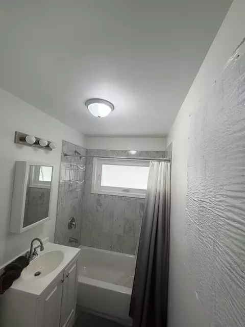 Bath - 4316 Elm Ave, Lyons, IL 60534 photo 1 of 1