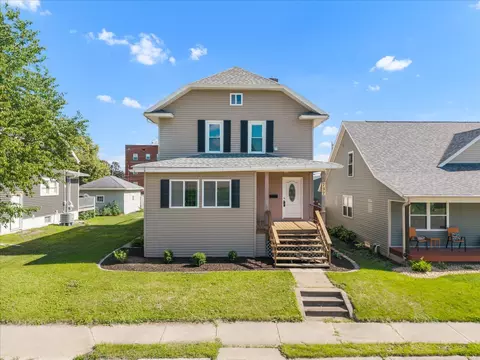 737 Grant St, Bettendorf, IA 52722