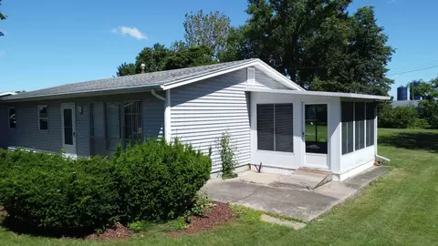 Exterior - 625 W Blue St, Sheldon, IL 60966 photo 2 of 7