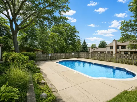 Exterior - 1150 Oakview Dr, Wheaton, IL 60187 photo 4 of 4