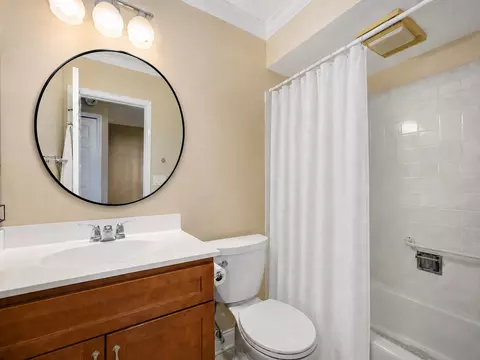 Bath - 1150 Oakview Dr, Wheaton, IL 60187 photo 2 of 3
