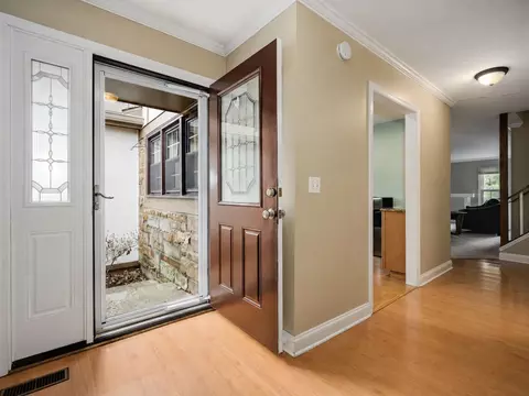 Entry Way - 1150 Oakview Dr, Wheaton, IL 60187 photo 2 of 2