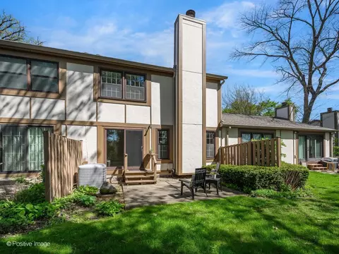 Exterior - 1150 Oakview Dr, Wheaton, IL 60187 photo 3 of 4