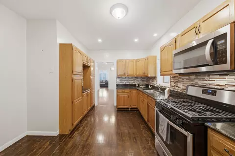 Kitchen - 5725 N Artesian Ave, Chicago, IL 60659 photo 3 of 6