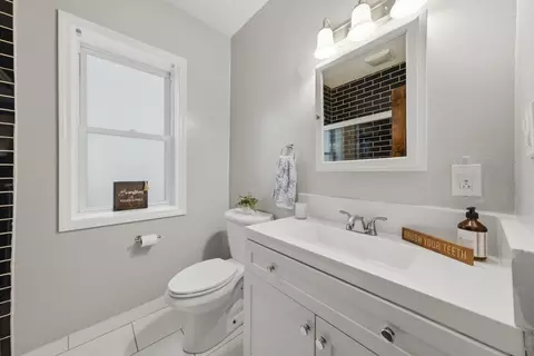 Bath - 5725 N Artesian Ave, Chicago, IL 60659 photo 2 of 3