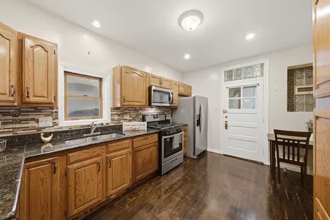 Kitchen - 5725 N Artesian Ave, Chicago, IL 60659 photo 2 of 6