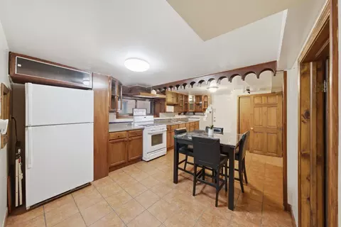 Kitchen - 5725 N Artesian Ave, Chicago, IL 60659 photo 5 of 6
