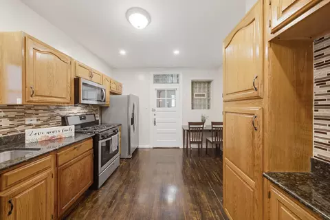 Kitchen - 5725 N Artesian Ave, Chicago, IL 60659 photo 4 of 6