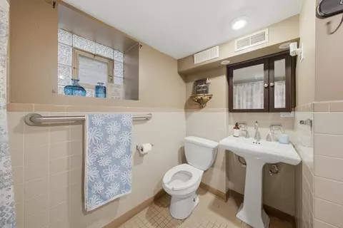 Bath - 5725 N Artesian Ave, Chicago, IL 60659 photo 3 of 3