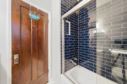 Bath - 5725 N Artesian Ave, Chicago, IL 60659 photo 1 of 3