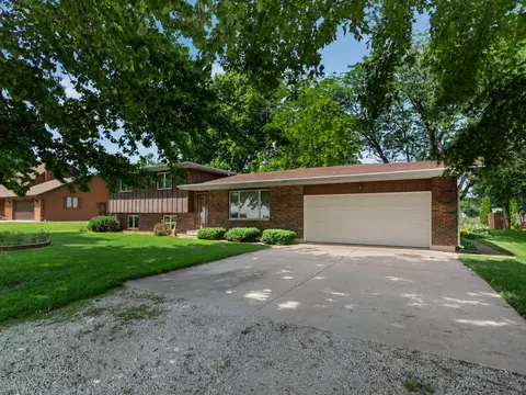 607 S Jackson St, Gardner, IL 60424 photo 2
