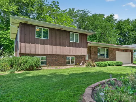607 S Jackson St, Gardner, IL 60424 photo 3