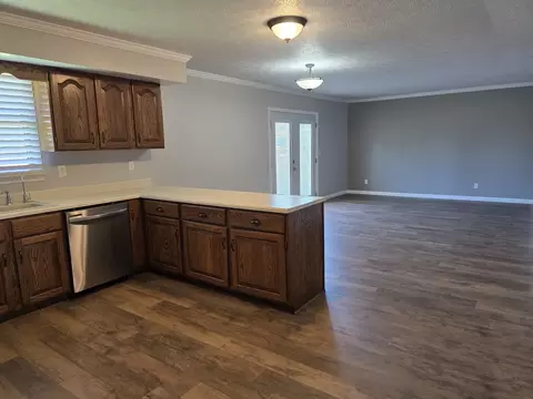Living - 110 Grayson Rd, Eldorado, IL 62930 photo 3 of 6