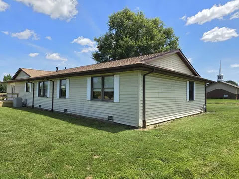 Exterior - 110 Grayson Rd, Eldorado, IL 62930 photo 3 of 6