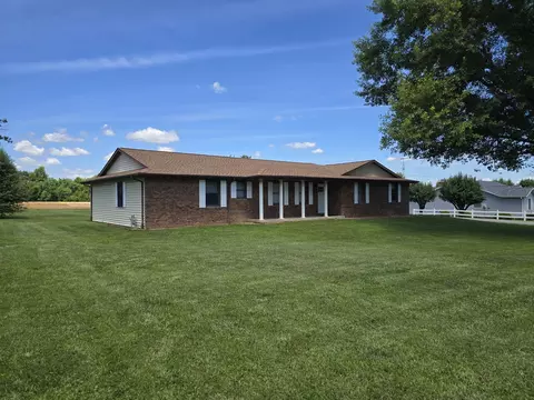 Exterior - 110 Grayson Rd, Eldorado, IL 62930 photo 2 of 6