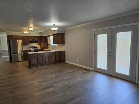 Living - 110 Grayson Rd, Eldorado, IL 62930 photo 4 of 6