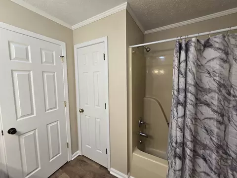 Bath - 110 Grayson Rd, Eldorado, IL 62930 photo 2 of 3