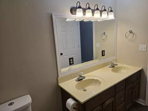 Bath - 110 Grayson Rd, Eldorado, IL 62930 photo 1 of 3