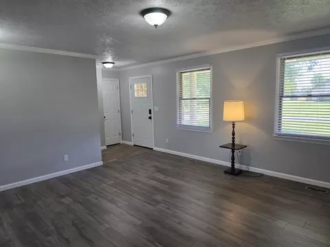 Living - 110 Grayson Rd, Eldorado, IL 62930 photo 2 of 6