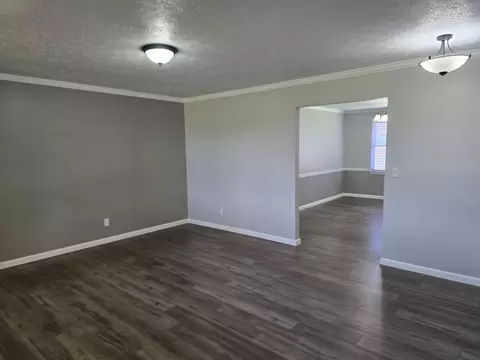 Living - 110 Grayson Rd, Eldorado, IL 62930 photo 1 of 6