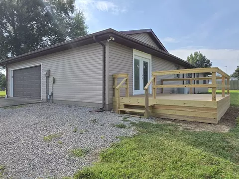 Exterior - 110 Grayson Rd, Eldorado, IL 62930 photo 4 of 7